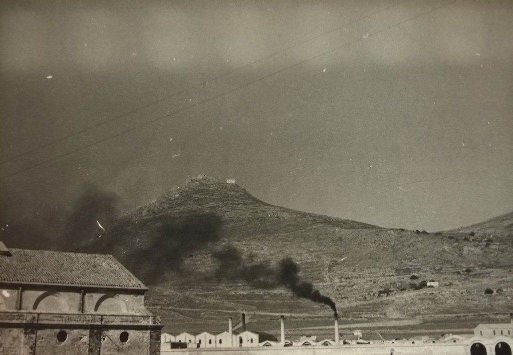 1961 foto dell' ex stabilimento Florio di favignana in funzione, fumo nero dalla ciminiera